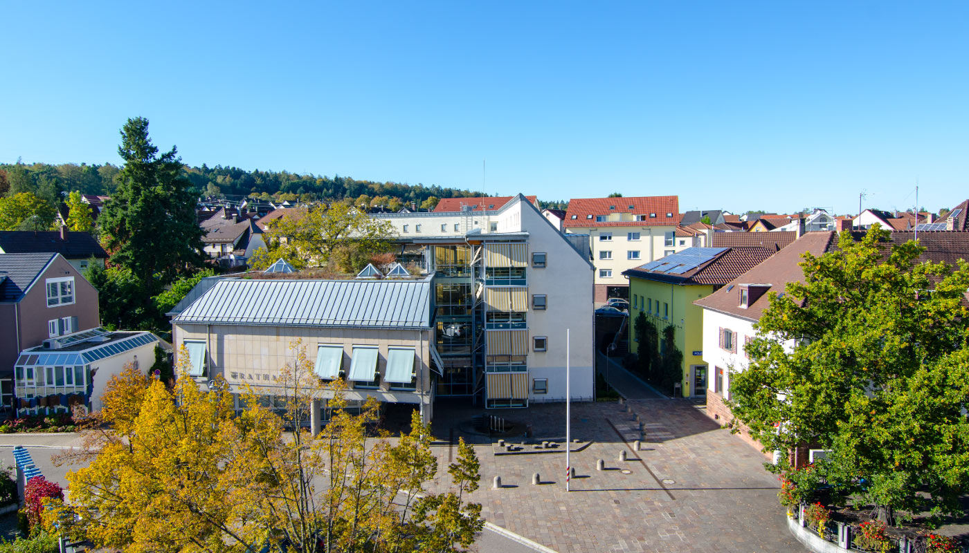 Sicht auf das Rathaus von Birkenfeld von oben bei schönem Wetter