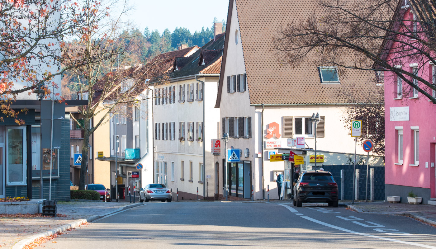 Strasse am Marktplatz der Gemeinde Birkenfeld im Herbst
